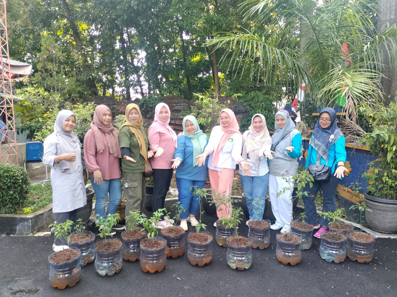 KEGIATAN MENANAM CABAI BERSAMA PERSATUAN DHARMA WANITA DINAS PERHUBUNGAN KABUPATEN CIREBON