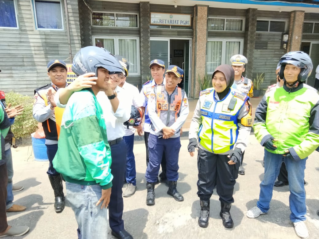 PEMBERIAN HELM UNTUK OJEK ONLINE DALAM RANGKA MENDUKUNG OPERASI LODAYA DAN RANGKAIAN HARHUBNAS 2024